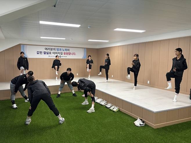 ▲ 포항종합운동장 내 육상선수 대기실이 리뉴얼 사업을 통해 선수들이 한층 더 편안하게 사용할 수 있게 됐다. 사진은 20일 많은 비가 내리자 학생선수들이 대기실에서 스트레칭 하는 모습.