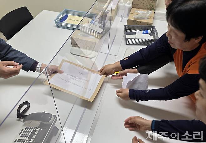 노조는 이날 기자회견을 마친 뒤 국가인권위원회에 진정을 접수했다.