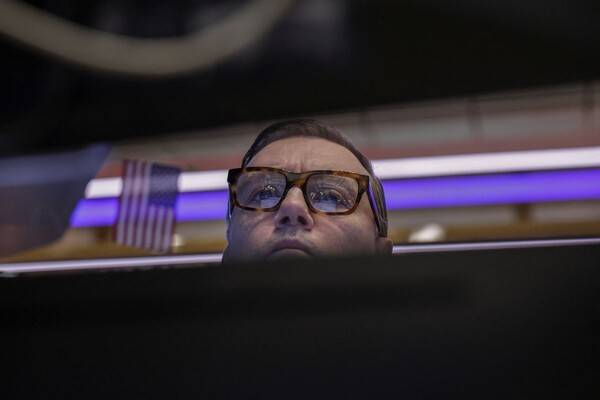 미국 뉴욕시의 뉴욕증권거래소(NYSE)에서 한 거래자가 거래장에서 업무를 보고 있다. [출처=연합뉴스]