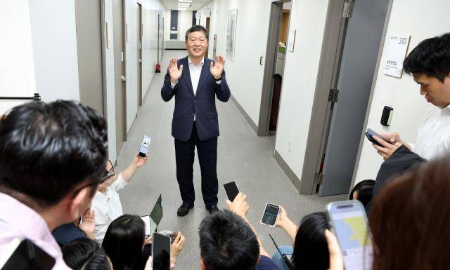 박수근 중앙노동위원장이 지난 19일 정부세종청사 중앙노동위원회에서 열린 삼성전자 2차 사후조정 2일차 회의 도중 가진 휴게시간에 취재진의 질문에 답하고 있다. [사진=연합뉴스]