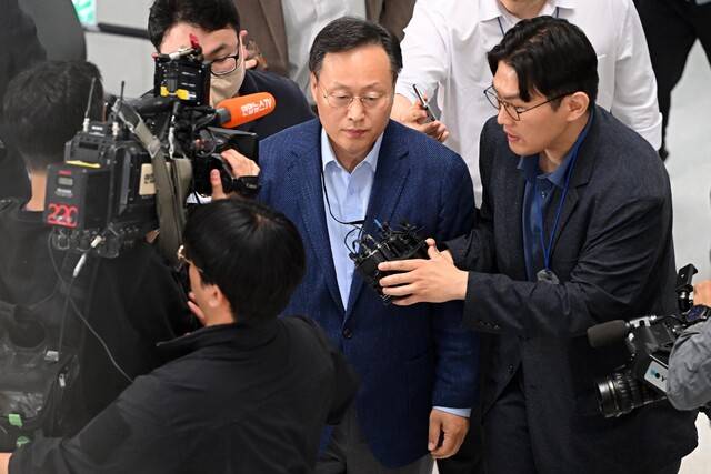삼성전자 사측 대표교섭위원인 여명구 DS(디바이스솔루션·반도체 사업 담당) 피플팀장이 20일 정부세종청사 중앙노동위원회에서 노사협상 결렬에 따른 입장을 밝힌 뒤 협상장을 떠나고 있다. /연합뉴스