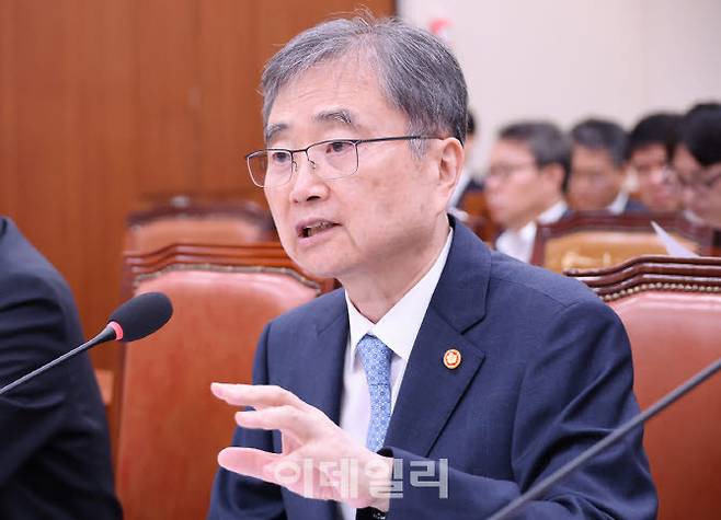 조현 외교부 장관이 20일 국회에서 열린 외교통일위원회 전체회의에서 호르무즈 해협에서 발생한 HMM 나무호의 피격 사건과 관련한 현안 질의에 답하고 있다[연합뉴스 제공]