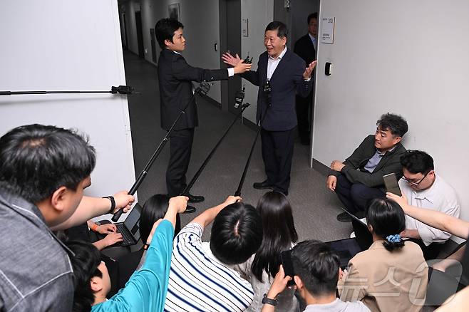 박수근 중앙노동위원회 위원장이 20일 새벽 정부세종청사 중앙노동위원회에서 열린 '삼성전자 2026년 2차 사후조정 2일차 회의'를 정회한 뒤 취재진의 질문에 답변하고 있다.(공동취재) 2026.5.20 ⓒ 뉴스1 김기남 기자