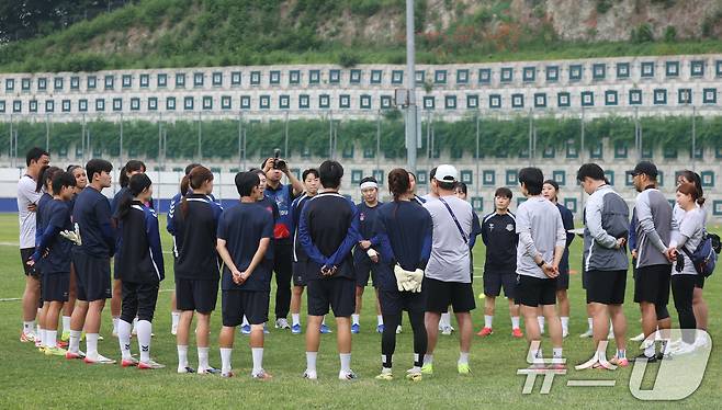 2025-26 아시아축구연맹(AFC) 여자챔피언스리그(AWCL) 4강전 수원FC위민과 내고향축구단의 경기를 하루 앞둔 19일 경기 수원시 팔달구 수원월드컵경기장 보조경기장에서 열린 공개 훈련에서 수원FC 위민 선수들이 훈련을 시작하고 있다. 2026.5.19 ⓒ 뉴스1 김영운 기자