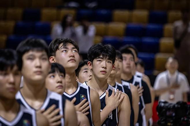 U18 남자농구 국가대표로 선발 된 신유범(가운데).(대한민국농구협회 제공)
