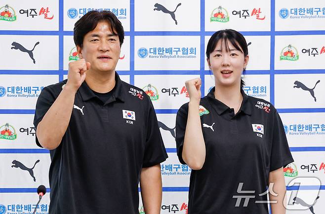 여자대표팀 차상현 감독과 주장 강소휘가 20일 오후 서울 송파구 올림픽회관에서 2026년 한국 남녀 배구 국가대표팀 기자회견에 앞서 파이팅을 외치고 있다. 2026.5.20 ⓒ 뉴스1 안은나 기자