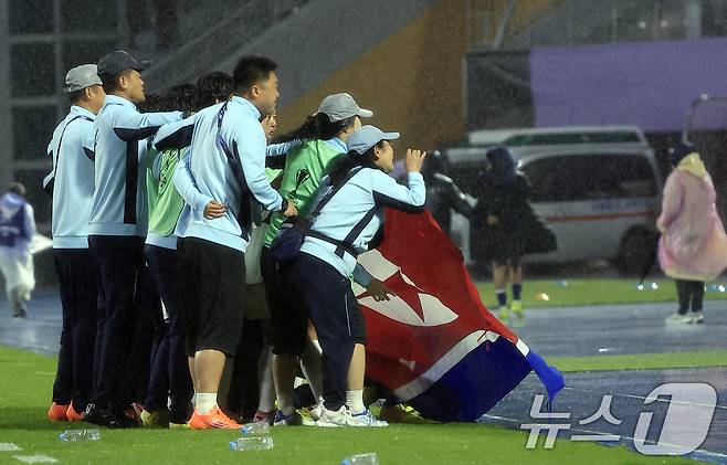 20일 오후 경기도 수원시 장안구 경수대로 수원종합운동장에서 열린 2025-2026 아시아축구연맹(AFC) 여자 챔피언스리그(AWCL) 4강 수원FC 위민과 북한 내고향여자축구단의 경기에서 2대1로 승리한 북한 내고향여자축구단 선수와 코칭스태프가 인공기를 펼쳐 기념 촬영을 하고 있다. 내고향축구단은 북한의 소비재 기업인 '내고향'이 지난 2013년 창단, 국제축구연맹(FIFA) 랭킹 10위에 오를 정도로 세계에서 실력을 인정받고 있는 강팀이다. 2026.5.20 ⓒ 뉴스1 박정호 기자