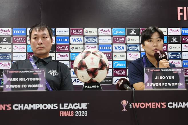 기자회견 하는 수원FC 위민 박길영(왼쪽) 감독과 지소연. 사진 | 수원=연합뉴스