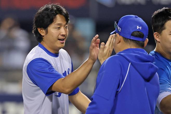 삼성 양창섭이 14일 서울 잠실구장에서 열린 2026 KBO리그 정규시즌 LG전 승리 후 박진만 감독과 하이파이브를 하고 있다. 사진 | 삼성 라이온즈