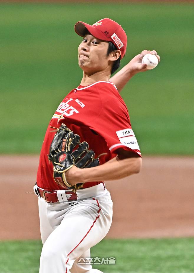 SSG 타케다가 19일 서울 고척스카이돔에서 열린 2026 KBO리그 키움전에 선발 등판해 힘차게 공을 던지고 있다. 고척 | 박진업 기자 upandup@sportsseoul.com