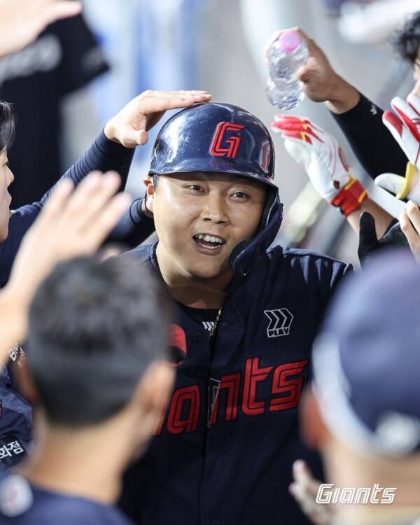 3게임 연속홈런친 한동희가 동료들에게 축하세례받는 장면. /사진=롯데 자이언츠