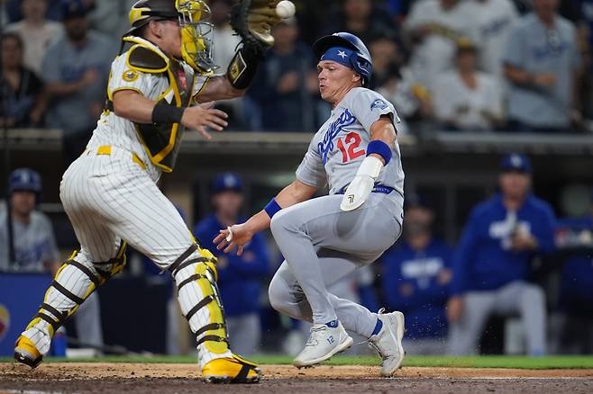 Los Angeles Dodgers' Alex Call, right, scores from third off a sacrifice fly by Andy Pages as San Diego Padres catcher Freddy Fermin is late with the catch during the ninth inning of a baseball game Tuesday, May 19, 2026, in San Diego. (AP Photo/Gregory Bull)







<저작권자(c) 연합뉴스, 무단 전재-재배포, AI 학습 및 활용 금지>