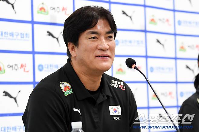 20일 서울 송파구 올림픽회관에서 열린 2026 한국 배구 국가대표팀 기자회견. 차상현 감독이 인터뷰를 하고 있다. 잠실=박재만 기자 pjm@sportschosun.com/2026.05.20/