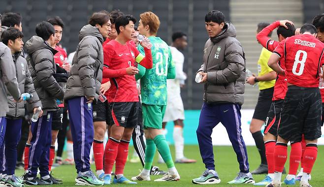 하이드레이션 브레이크, 작전 지시하는 홍명보

    (밀턴킨스[영국]=연합뉴스) 최재구 기자 = 한국축구국가대표팀 홍명보 감독이 28일(현지시간) 영국 밀턴킨스 스타디움 MK에서 열린 코트디부아르와 평가전에서 하이드레이션 브레이크 때 손흥민에게 작전지시를 하고 있다. 2026.3.29

    jjaeck9@yna.co.kr

(끝)





<저작권자(c) 연합뉴스, 무단 전재-재배포, AI 학습 및 활용 금지>