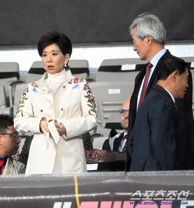 20일 수원종합운동장에서 열린 2025-2026시즌 아시아축구연맹(AFC) 여자 챔피언스리그(AWCL) 내고향여자축구단과 수원FC위민의 준결승전. 미셸 강 올림피크 리옹 구단주가 경기를 지켜보고 있다. 수원=박재만 기자 pjm@sportschosun.com/2026.05.20/