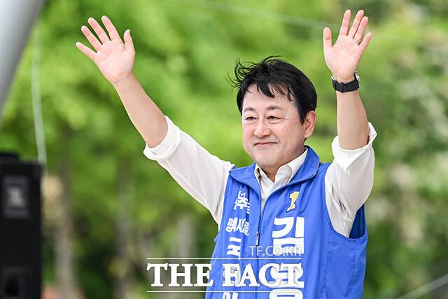 6·3 평택을 재선거에 출마한 김용남 더불어민주당 후보가 19일 오전 경기 평택시 농업생태원에서 열린 자장면 나눔 행사에 참석해 시민들에게 인사하고 있다. /평택=남윤호 기자