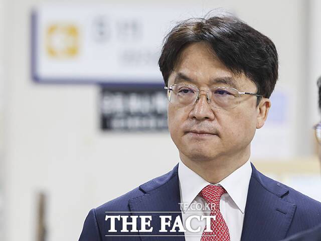 박현종 전 BHC 회장이 20일 오후 서울 서초구 서울중앙지방법원에서 열린 횡령·배임 혐의 공판에 출석하고 있다./사진공동취재단