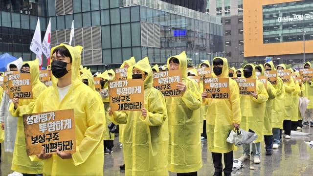 카카오 노조가 20일 경기도 판교 카카오 아지트 앞에서 결의대회를 진행하고 있다(사진=지디넷코리아)