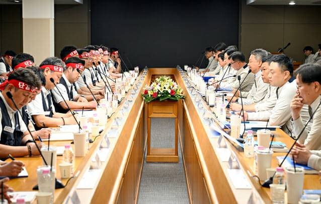 현대자동차 노사 관계자들이 지난 5월 현대차 울산공장 본관 동행룸에서 '2026년 임금 및 단체협상 교섭 상견례'를 하고 있다. (사진=현대자동차)