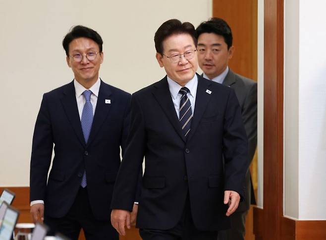 이재명 대통령이 20일 청와대에서 국무회의 겸 비상경제점검회의에 입장하고 있다. 연합뉴스