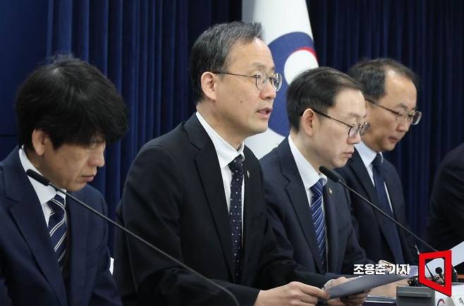 이형일 재정경제부 1차관이 3일 서울 종로구 정부서울청사에서 비상경제 대응을 위한 공급망 병목해소 규제 개선방안에 대한 관계부처 합동브리핑을 하고 있다. 2026.4.3 조용준 기자