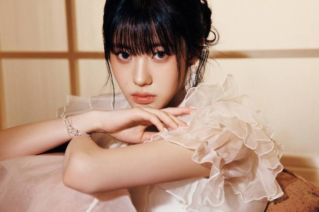 The group izna has begun full-scale preparations for their comeback by releasing the first concept photos for their third mini-album, Love All. In the released photos, the members exude a mysterious atmosphere, appearing as if they are lost in deep daydreams within a room, raising anticipation for the new album.This album marks their first new release in approximately eight months since their second mini-album, Not Just Pretty, which was released last September. izna plans to capture the story of finding their own rhythm, rather than adhering to the standards of others, in this album.With every comeback, izna has been garnering attention from global fans by attempting fresh transformations in their music and performances. In particular, this album is attracting interest from fans by previewing a so-called power dreamy performance.The third mini-album, Love All, will be released on major music streaming sites on June 8 at 6 PM. A showcase commemorating the release is scheduled to be held at Blue Square Hall in Yongsan-gu, Seoul, at 8 PM on the same day.