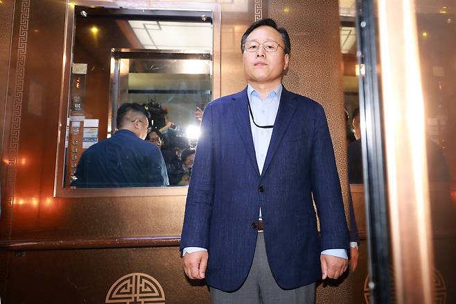 삼성전자 사측 대표교섭위원인 여명구 DS(디바이스솔루션·반도체 사업 담당) 피플팀장이 20일 정부세종청사 중앙노동위원회에서 노사협상 결렬에 따른 입장을 밝힌 뒤 협상장을 떠나고 있다. /신현종 기자