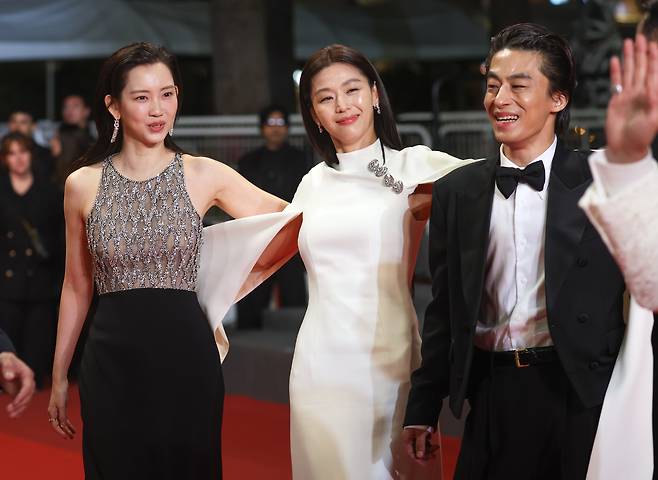 배우 신현빈, 전지현, 구교환이 16일 프랑스 남부 소도시 칸 팔레 데 페스티발(Palais des Festivals) 뤼미에르 대극장에서 열린 제79회 칸 국제영화제 미드나잇 스크리닝 초청작 ‘군체’ 공식 시사회 레드카펫에 올라 포즈를 취하고 있다. /뉴스1