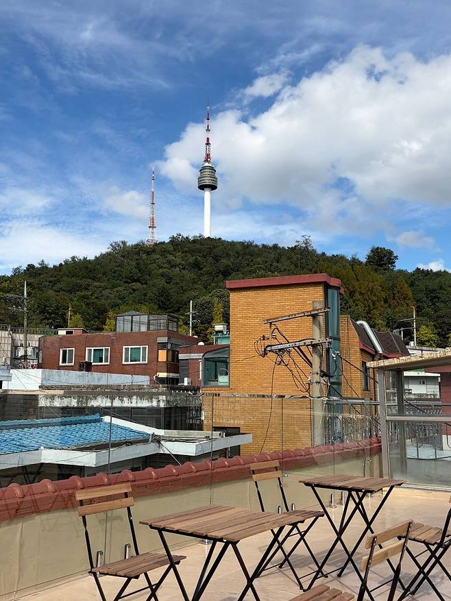 레몬 티라미수, 치즈케이크 같은 디저트와 함께 탁 트인 남산 뷰를 함께 즐길 수 있는 해방촌 푸실. 사진 네이버 지도 푸실 업체 등록 사진