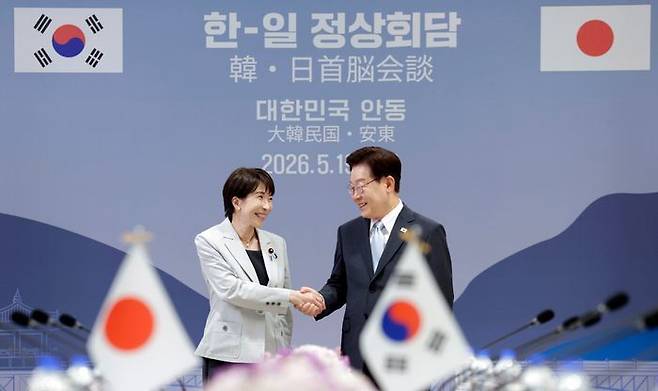 이재명 대통령과 다카이치 사나에 일본 총리가 19일 경북 안동시 한 호텔에서 한일 확대 정상회담 기념촬영을 하고 있다. ⓒ뉴시스