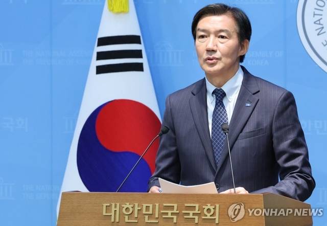경기 평택을 국회의원 재선거에 출마한 조국 조국혁신당 후보가 20일 국회 소통관에서 6.3 지방선거 현안 관련 기자회견을 하고 있다. 연합뉴스