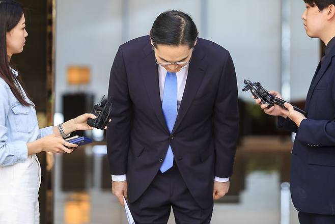 이재용 삼성전자 회장이 지난 16일 서울 강서구 김포국제공항 비즈니스센터로 귀국하며 노사 현안과 관련해 입장을 밝히며 대국민 사과를 하고 있다. 뉴시스