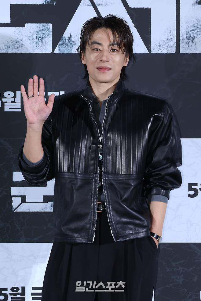 배우 구교환이 6일 오전 서울 용산구 CGV용산아이파크몰에서 열린 영화 '군체' 제작보고회에 참석해 포토타임을 갖고 있다. '군체'는 정체불명의 감염 사태로 봉쇄된 건물 안, 고립된 생존자들이 예측할 수 없는 형태로 진화하는 감염자들에 맞서 벌이는 사투를 그린 영화. 오는 5월 개봉. 서병수 기자 qudtn@edaily.co.kr /2026.04.06/