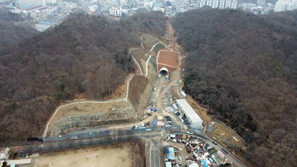 나운동과 산북동을 잇는 터널공사 현장  [사진=군산시 ]