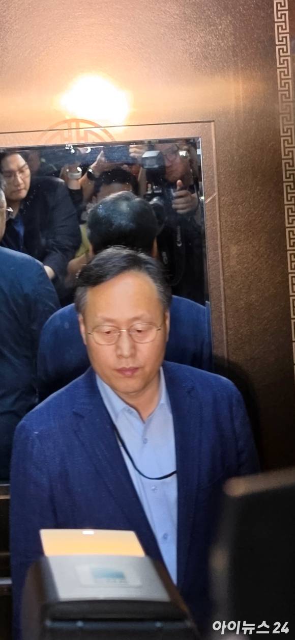 삼성전자 사측 대표교섭위원인 여명구 DS(반도체 부문) 피플팀장(부사장)이 협상 결렬 이후 굳은 표정으로 회의장을 나서고 있다. [사진=황세웅 기자]