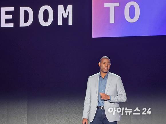 제이슨 베넷 AWS 글로벌 스타트업 부문 부사장이 20일 서울 코엑스에서 열린 'AWS 서밋 서울 2026'에서 키노트를 하고 있다. [사진=윤소진 기자]