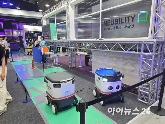 20일 서울 코엑스 'AWS 서밋 서울 2026' 피지컬 AI 존에 전시된 뉴빌리티의 자율주행 배달 로봇 'Neubi Flow'. [사진=윤소진 기자]