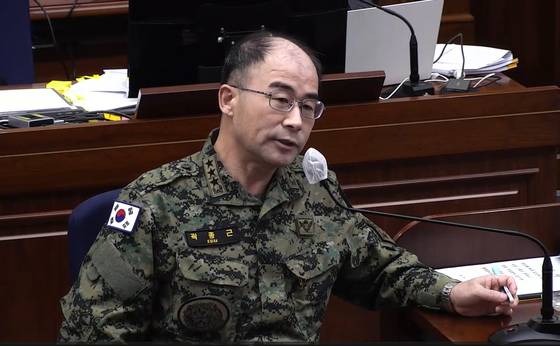 곽종근 전 육군 특수전사령관이 지난해 11월 3일 서울 서초구 서울중앙지법에서 열린 윤석열 전 대통령의 내란 재판에 증인으로 출석하고 있다. 곽 전 사령관은 지난해 10월 윤 전 대통령이 국민의힘 한동훈 전 대표 등을 지목하며 "잡아 오라. 총으로 쏴서라도 죽이겠다"고 말했다고 주장했다. 연합뉴스