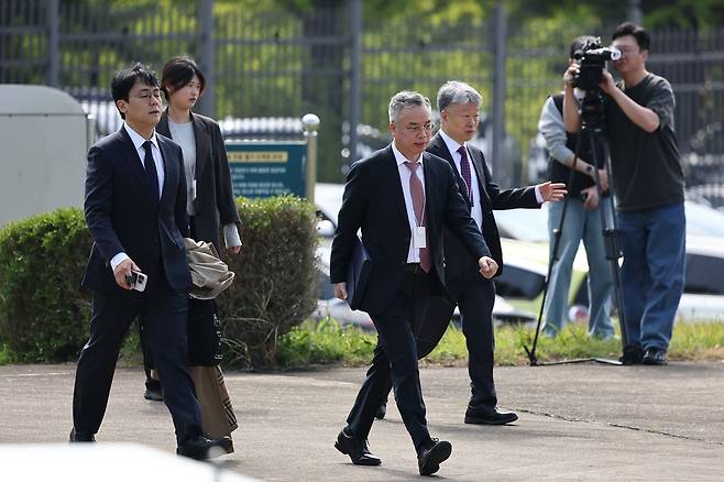권창영 2차 종합특별검사팀이 지난 6일 '노상원 수첩' 관련 연평도 검증영장 집행을 위해 정부과천청사 인근에서 헬기 탑승을 위해 이동하고 있다. 연합뉴스