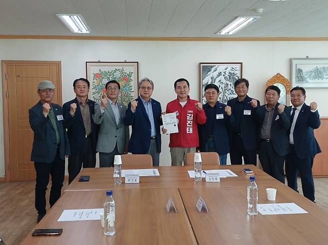 중소기업중앙회 강원본부는 2일 강릉초당두부 회의장에서 최선윤 강원중소기업회장 등이 참석한 가운데 김진태 국민의힘 도지사 후보에게 ‘중소기업이 이끄는 지방주도 성장을 위한 정책과제’를 전달했다.