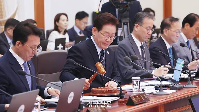 이재명 대통령이 20일 청와대에서 열린 제22회 국무회의 겸 제9차 비상경제점검회의에서 개회를 알리는 의사봉을 두드리고 있다. 청와대사진기자단