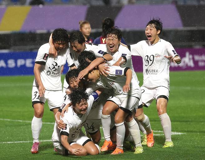 역전골 환호 북한 내고향여자축구단 선수들이 20일 수원종합운동장에서 열린 2025~2026 아시아축구연맹(AFC) 여자챔피언스리그(AWCL) 준결승 수원FC 위민전에서 후반 22분 김경영이 2-1 역전 결승골을 터뜨리자 함께 어울려 기쁨을 나누고 있다.  연합뉴스