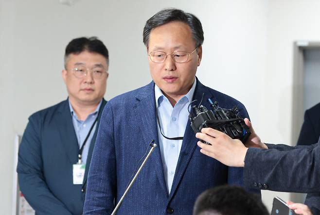 삼성전자 사측 대표교섭위원인 여명구 DS(디바이스솔루션·반도체 사업 담당) 피플팀장이 20일 정부세종청사 중앙노동위원회에서 노사협상 결렬에 따른 입장을 밝히고 있다. 연합뉴스