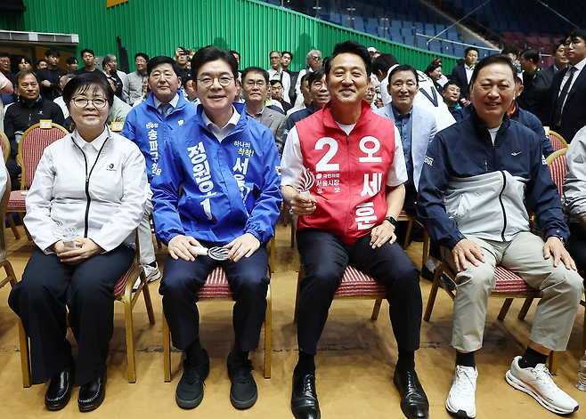 정원오 더불어민주당 서울시장 후보와 오세훈 국민의힘 서울시장 후보가 16일 서울 잠실 실내체육관에서 열린 2026서울시민체육대축전에 참석해 있다. 연합뉴스
