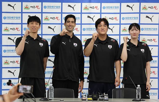 왼쪽부터 남자 배구대표팀 주장 황택의(KB손해보험), 이사나예 라미레스 남자대표팀 감독, 차상현 여자대표팀 감독, 여자대표팀 주장 강소휘(한국도로공사). 연합뉴스