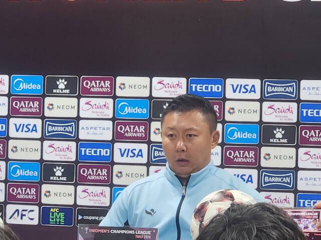 내고향여자축구단이 20일 수원종합운동장에서 열린 2025-2026 AFC 여자 챔피언스리그 4강전에서 수원FC 위민에 2대1로 승리했다. 기자회견에 참석한 리유일 내고향 감독. 임창만기자