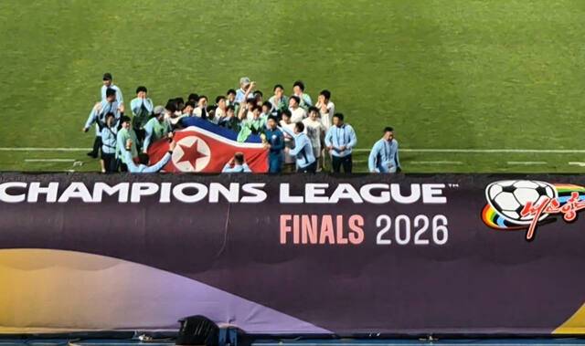북한 내고향여자축구단이 20일 수원종합운동장에서 열린 2025-2026 아시아축구연맹(AFC) 여자 챔피언스리그(AWCL) 4강전에서 수원FC 위민에 2대1 역전승을 거둔 뒤 인공기 펼쳐 들고 승리 세리머니를 하고 있다. 임창만기자