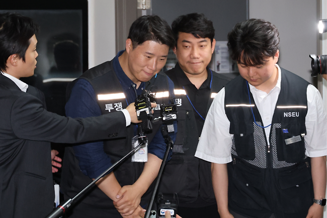 삼성그룹 초기업노동조합 삼성전자지부 최승호 위원장이 20일 새벽 정부세종청사 중앙노동위원회에서 사후조정 회의를 마친 뒤 나와 취재진에게 입장을 밝힌 뒤 인사하고 있다. [연합뉴스]