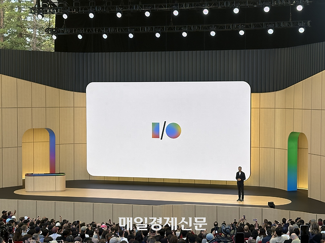 순다르 피차이 구글 CEO가 19일 미국 캘리포니아주 마운틴뷰에서 열린 구글 I/O 행사에서 발표하고 있다. [사진=원호섭 특파원]