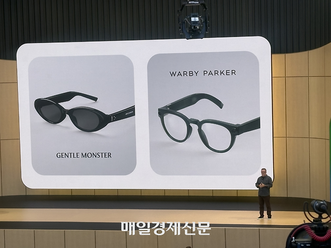 구글이 19일 열린 연례 개발자 대회 구글 I/O에서 삼성, 젠틀몬스터와 함께 개발한 스마트 글라스를 선보이고 있다. [사진=원호섭 특파원]